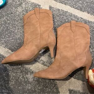 Dolce Vita Tan Pointed-Toe Mid-Heel Western Booties